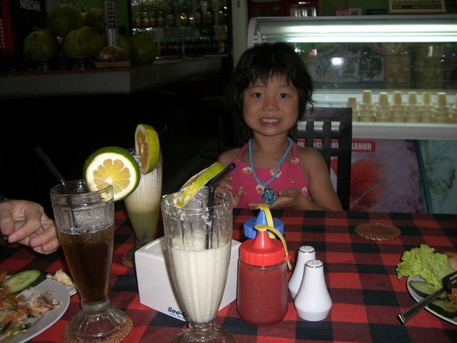 お昼は買い物ついでに街に出てお食事