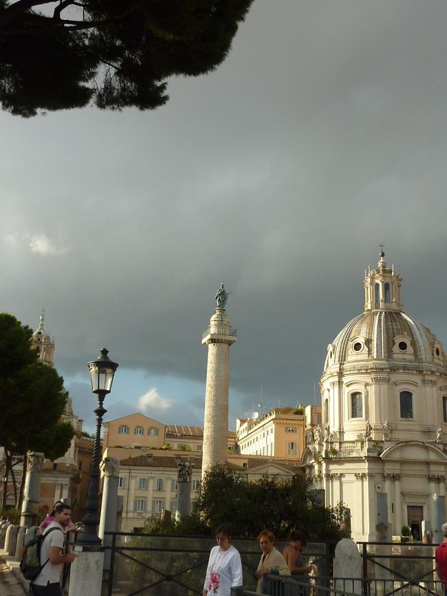 真実の口に手を入れて、また徒歩で同じルートを戻ってきてて、フォーリインペリアーリ。<br />ちょっと空模様が・・・・？