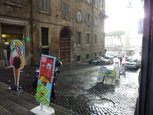 ジェラート食べたくなって入った素敵な階段横のジェラート屋を出て階段で食べようとしたら夕立！バケツをひっくり返したような雨！階段の小さなひさしと日傘でガードしながらジェラート完食。<br />ここのジェラート屋のお母さんがすごく素敵でかわいかったー！！ジェラート買った後に次のお客さんが来ているのに写真とってあげるよ！って言ってくれて写真とってくれたりしました。<br />雨が降り出すとどこからとも無く傘売りさんが現れますね。私たちは日傘だったのに売りつけられることもなく雨が上がるのを待つことに。<br />妹にどうする？って聞いたら「あと２０分したらやむよ」て言うものだからジェラート食べながら待っていると本当に２０分であがっちゃった。すご。