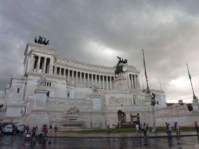 雨上がりのヴィットリアエマヌエーレ記念堂。<br />時間も時間なので（１８：３０ごろ）<br />夜ご飯にすることに。どこに行くか悩んだ結果、カルボナーラを食べに行くことに。<br />またもや徒歩でカンポ・デ・フィオーリに向かう。<br />