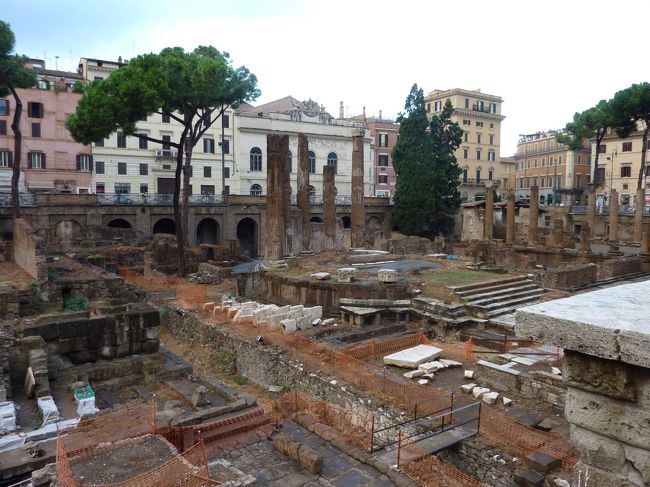 徒歩で移動中にアルジェンティーナ神殿跡。街中に普通に遺跡があるのがすごい。