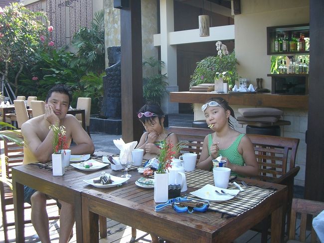 今日はプールサイドでアフタヌーンティー