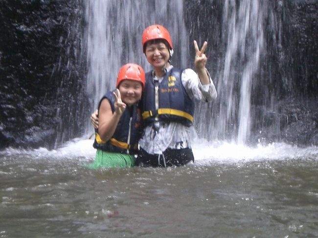 途中、滝を浴びたりして遊びます。