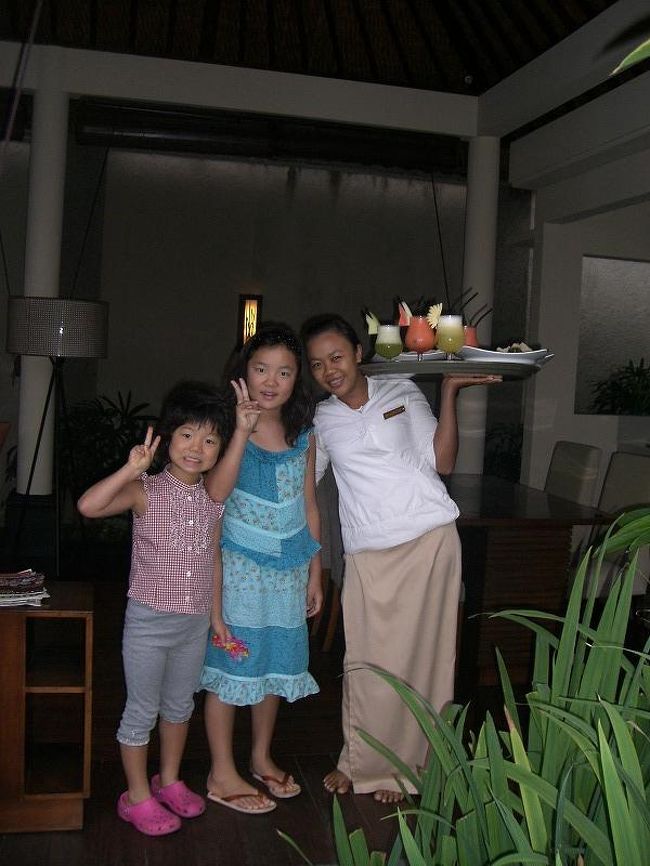 朝はこういう感じで彼女たちが食事を運んでくれます。みなさんすごく親切でホスピタリテイにあふれています。