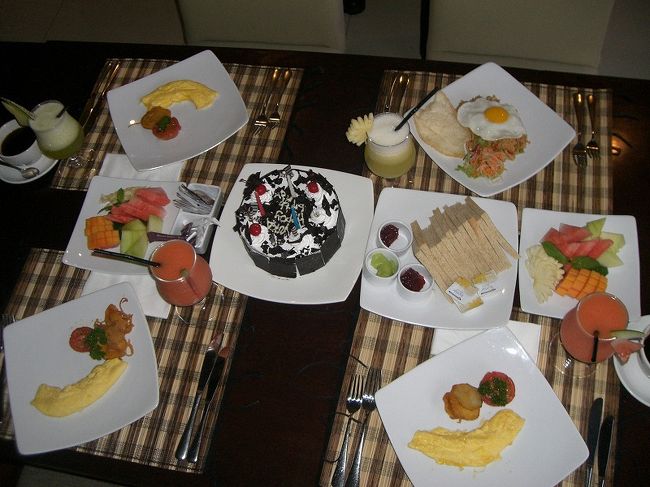 チェックアウトの朝、当日は上の娘のBirthdayだったのですが、夜はトランジットで大変なので、朝食にケーキをお願いしました。