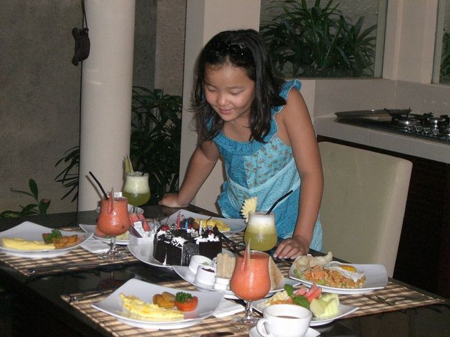 思い出深い日になりましたね。実はどうしても航空券の安い時期を狙うので8月のお盆明け以降出発が多いので旅行中のおたんじょうびがたまにあります。