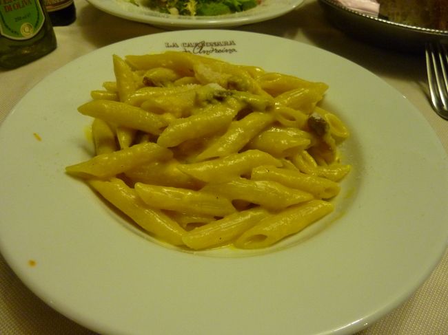 本当は違う店に行こうとしてたんだけど見つけられなかったので、ラ・カルボナーラ。<br />カルボナーラ発祥の店ということですが、ちょっと塩辛かったな。残念。<br />アラビアータの方がおいしかった。<br />でもここで食べたサラダでバルサミコ酢のおいしさに目覚める。オリーブオイル＋バルサミコ酢＋チーズって最高においしいね。