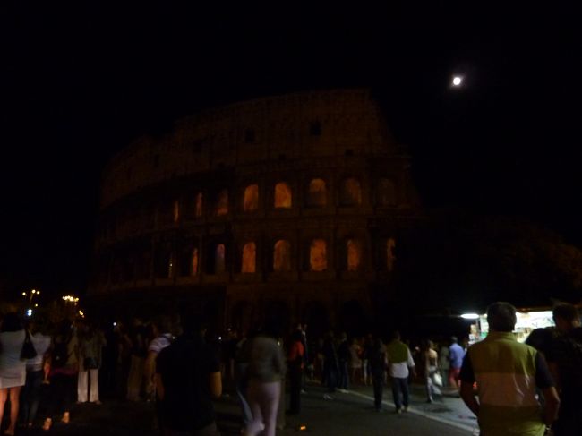 せっかくなのでコロッセオのライトアップ見に行こうー！っとまた徒歩でコロッセオまで戻ってきたらなんだか燃え上がる演出の三日間にぶちあたってしまう。この日が最終日だったっぽいが・・・。普通のライトアップ見たかったなー！<br />この日はこのまま徒歩でホテルまで。<br />ローマは思ってた以上に小さくて歩けてしまう。