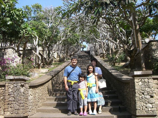 帰りの空港送りのときにお願いしてタナロット寺院へ。ここは夕陽鑑賞とケチャックダンスで有名なところ