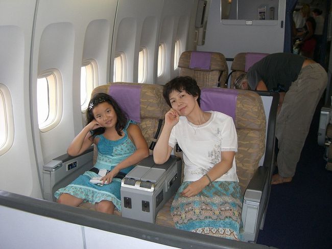 かなり早目に空港へ。狙い通りビジネスクラスの航空券でしたが機体は3クラス構成。早目にチェックインでファースト仕様のシートでした。ラッキー