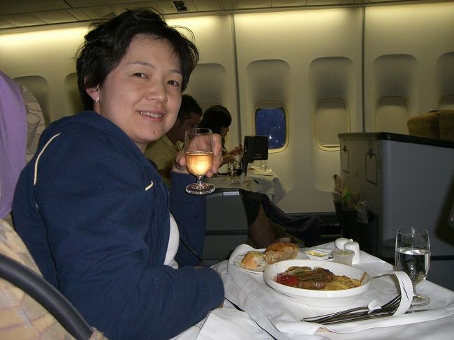 食器はいつものプラスチックじゃyなくて瀬戸物だし<br />1つづつ運んできてくれます。