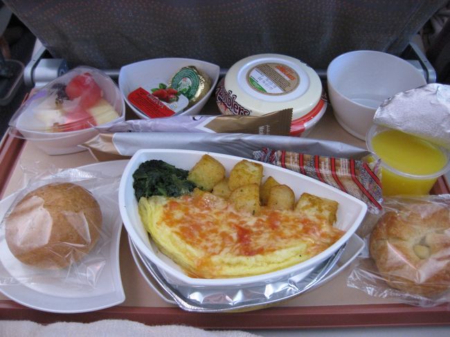 何度と、機内食が出されましたが、このオムレツが<br />一番美味しかったです♪<br />チーズ味