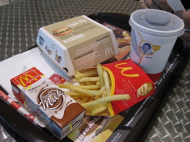 ドバイ空港内でのマックで。<br /><br />このあと、パリでも何度もお世話になりました。<br />マック♪