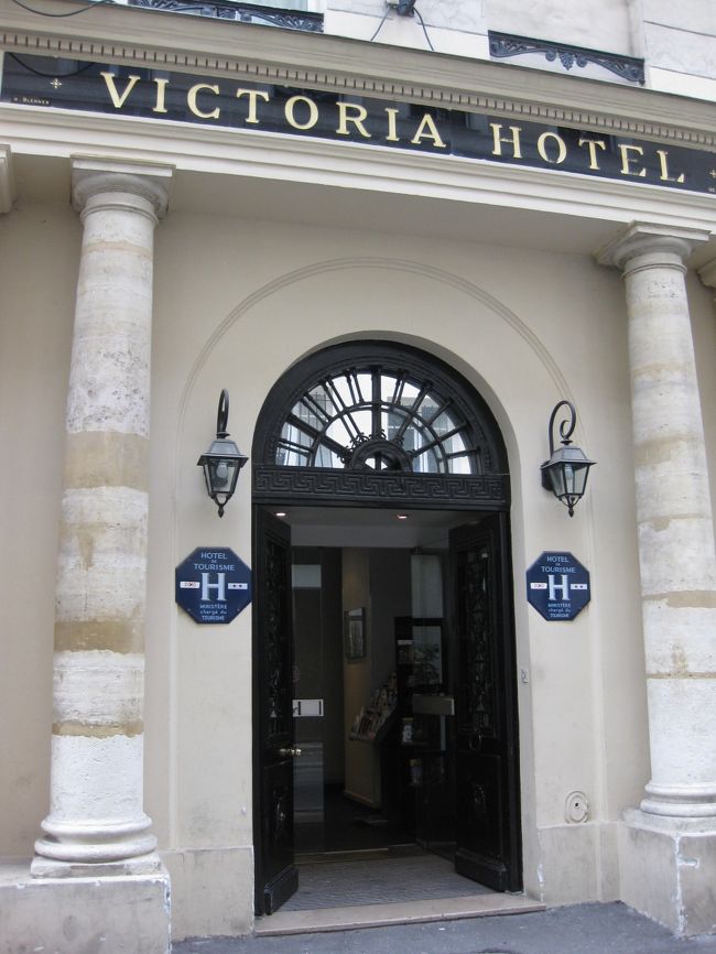 ホテルは、オペラ座から徒歩１０分ほどの、<br />ヴィクトリアホテル<br /><br />大通りから、ひとつ路地に入った場所なので、静かです。<br /><br />チェックインもスムーズに済み、荷物をかたづけ<br />さあ出かけましょう！<br /><br />迷って持ってきたロングのダウンジャケットは大正解でした。<br />マフラーと手袋も早速出番です。<br />完全な真冬の格好で、エッフェル塔へ！