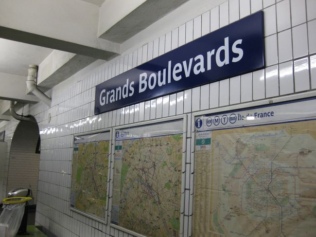 メトロ９号線　グランヴァ−ルが最寄駅<br />１．２分ほどの距離です。<br /><br />初メトロ♪<br />少し、ドキドキ・・キョロキョロ・・<br /><br />噂どおり、駅も車内も美しくはなかったです・・・<br />座席に座ろうとしたら、かじりかけのバケットが！わおっ！