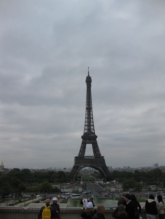 一駅が数十秒で着くので早い、早い。<br />１０分あまりで、トロカデロ駅に到着しました。<br /><br />駅からの階段を登ると、すぐ目の前に現れるはず！<br /><br />じゃ〜ん。<br /><br />しかし、やっぱり青空じゃあなきゃあね。<br />そして、茶色の鉄骨とのコントラストが・・<br />少し↓してしまったけれど、<br />この後、数日間パリ滞在中にもっと素敵なエッフェル塔に<br />出会えることを信じて・・登りに行きましょう♪