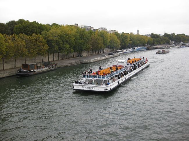 セーヌ河を渡ります。<br /><br />船からの眺めも格別でしょうね。