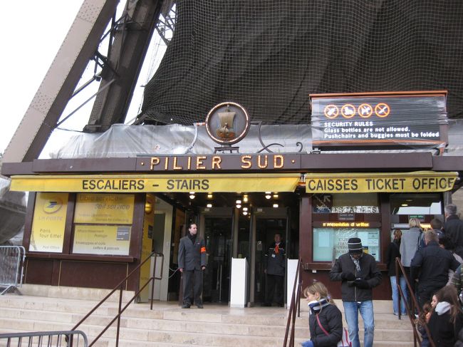 南側の、階段登り口。<br />エレベーターは、やはりすごい行列でした。<br /><br />しかし、階段も結構人気！<br />切符を買うのに１５分くらいは待ちました。<br /><br />簡単な、セキュリティチェックを受け登りましょう。