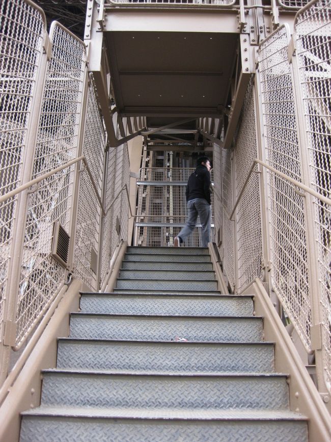 少々、この階段をなめてました・・・私。<br /><br />寒さと、長旅の疲れでしょうか・・・<br />正直、やばかったです。<br />喉元が苦しくなって、心臓バクバク・・・<br /><br />１階で、長めの休憩をとり、気を取り直し２階へ。<br />写真撮影は、しっかり行いました♪<br />