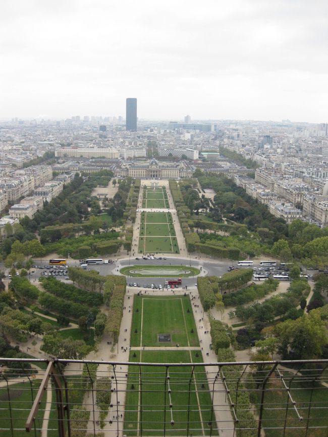 ２階からの、眺め。<br />３６０度、パリを一望です。<br /><br />シャン・ドゥ・マルス公園<br />あとで、行ってみます。<br /><br />しかし、すごい数の人たち。<br />でも、不思議に日本の方に会いません・・<br />