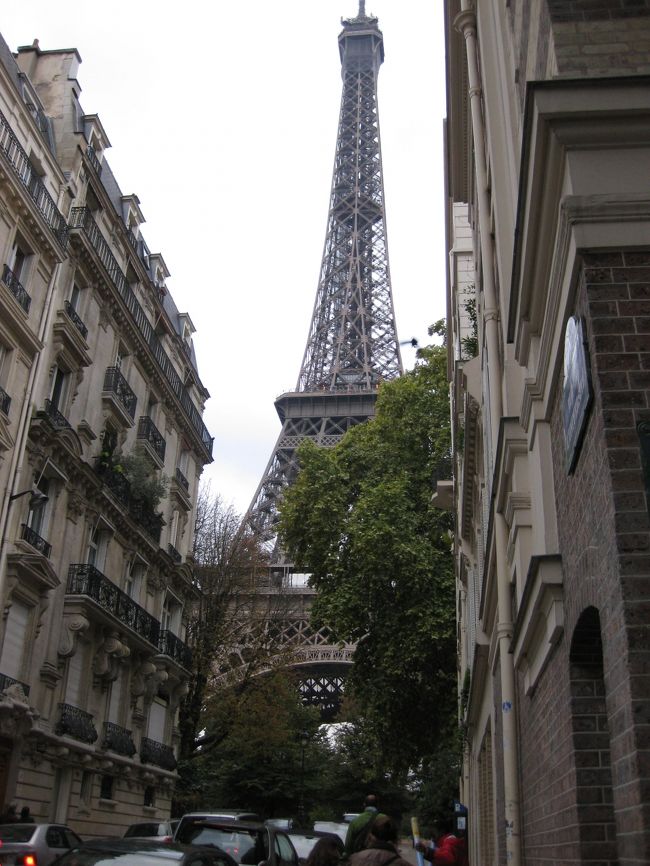 建物の合間から見えるエッフェル塔。<br />この辺りで、ようやくパリに来たのだと実感しました♪