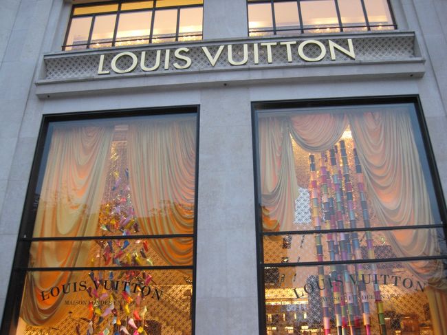 角にヴィトンの本店。<br /><br />もう営業時間が終わっていました。<br /><br />後日、行列がなければのぞくことにしましょう。<br /><br />ディスプレイが華やかです。