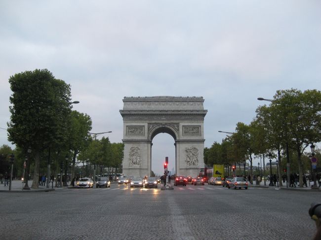 そうして、もうひとつの定番。<br /><br />凱旋門。<br />この位置では、大きさは感じ取ることはできません<br />でしたが後日潜って登る予定なので、<br />さらっと見ました。<br />