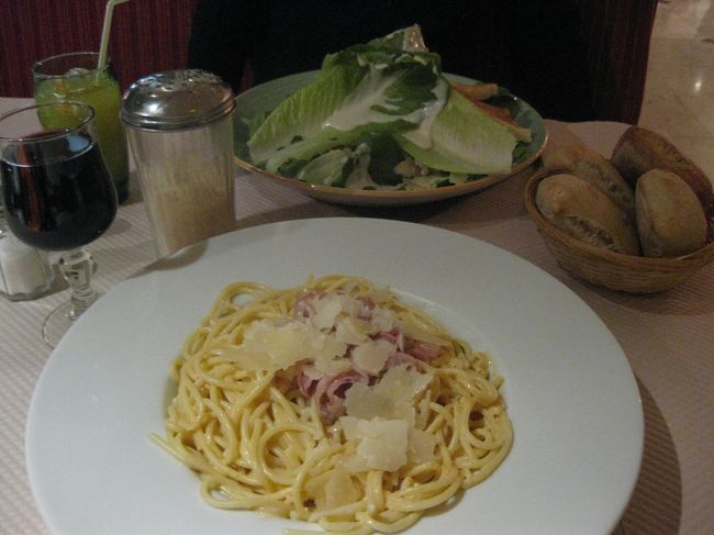 シャンゼリゼ通りをウィンドウショッピング。<br /><br />イタリアンのチェーン店「ビストロ・ロマン」<br />がありました。<br /><br />トイレも探し中だったので、この日の夕ごはんは<br />ここに決定しました。<br /><br />カルボナーラと、サラダの大盛りをシェア。<br />カルボナーラは美味しかったんですけれど、サラダが<br />葉っぱばかりでした・・・笑