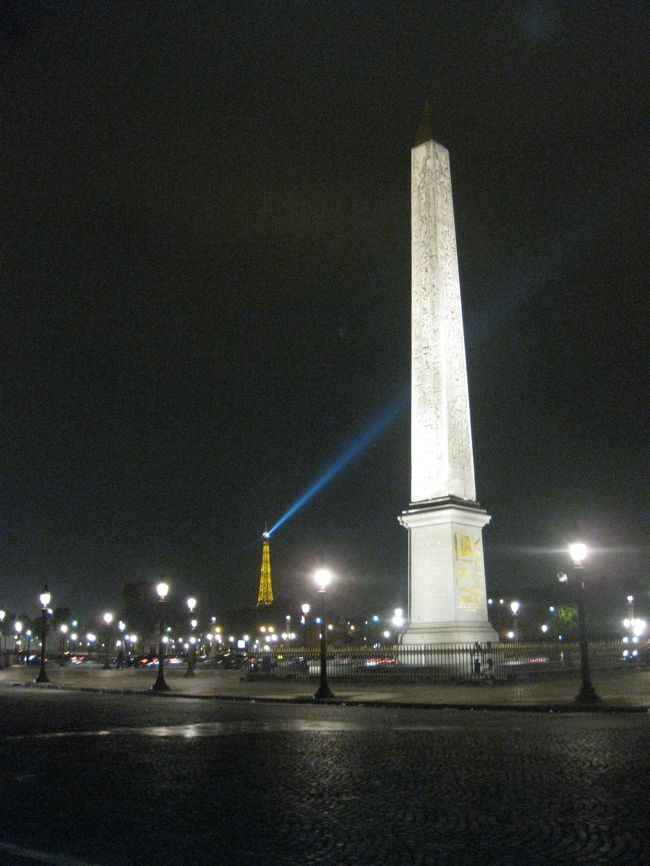 おなかも満たし、ほろ酔い気分で次の目的地<br />「シティラマ」へ。<br /><br />翌朝のモンサンミッシェル・バスツアーの集合場所の<br />下見です。<br /><br />コンコルド広場<br />素敵な光のツーショット☆<br />さっきは、あそこに登ってたんですね。