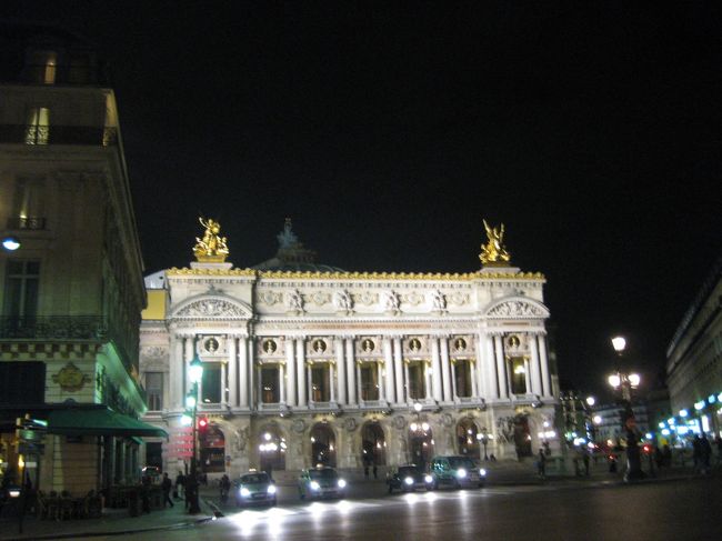 ホテルまでの帰り道。<br />オペラ座が見えました。<br /><br />まだまだ街は、にぎやか。<br />夜道の危険とか、思ったほどではなく安心しました。<br /><br />パリの街を歩いて思うこと。<br />人びとは歩くのがとても早いし、赤信号はどんな大通りでも<br />車が来なければ渡ります・・ね。<br />最初はきちんと待ってた私たちもそのうち堂々と渡るほどに<br />なってました。<br /><br /><br />