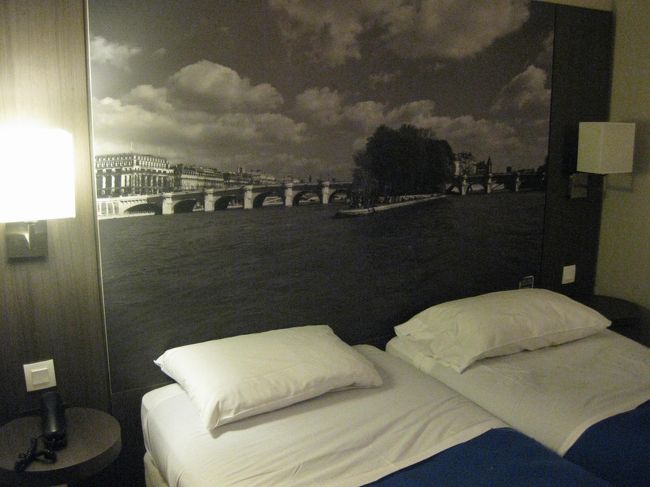 部屋に戻ってきました。<br /><br />６畳一間ほどの広さ。<br /><br />狭いけれど、清潔なお部屋でした。<br /><br />寝に帰るだけですから、充分です。<br /><br />