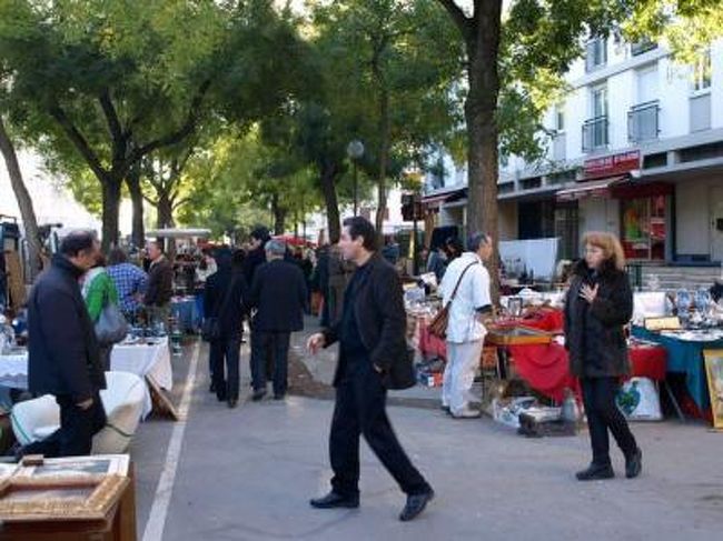 ヴァンヴの蚤の市<br />毎週土、日曜日にマルク・サニェ通りで開催される。