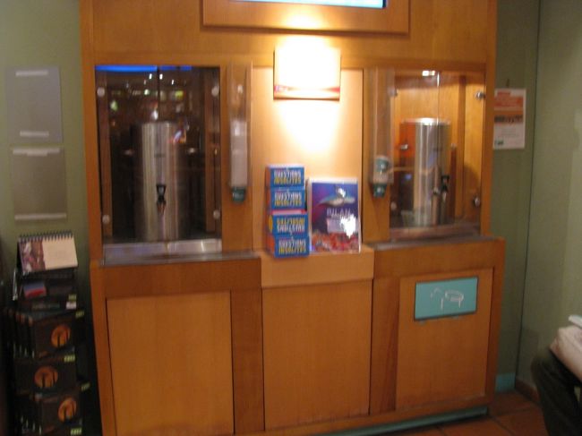 無料のハーブ茶サーバ<br />この地下街にはいろいろのショップが入っていましたが雑貨や２階に子供用の本や玩具を売っている｢Nature&amp;Decouvertes｣でお土産に可愛いモビールを買いました。２階には無料で飲めるお茶のサーバが有り利用させてもらいました。<br />