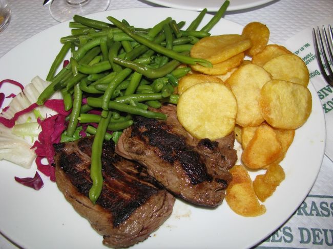 お腹が空いてきたのでレストランに行きましたが天井が低くお客の声がワイワイ反響するのでパスしてメトロに乗ってシテ島に向いました。サントシャペルの近くのブラッセリーに入って遅い昼食を取りました。<br />メインのシャトーブリアンソースがなく自分でコショウ、辛子、塩で好みの味付けをして食べました。<br />ソースのないシャトーブリアンなんて初めてです。