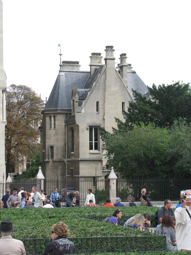 ノートルダム大聖堂の横にある一見シャトー風の建物