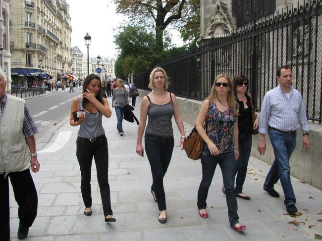 真夏日を思わせる今日のパリで若いお嬢さん達は夏姿で観光