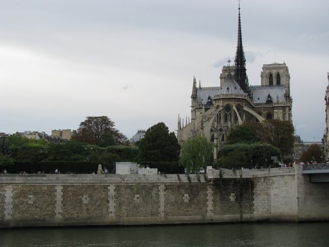 サン・ルイ島から見たノートルダム大聖堂