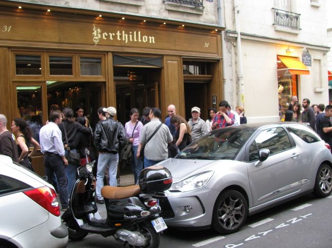 サンルイ島に渡るとアイスクリーム屋さんの前には長蛇の列。<br />美味しいと評判の｢Berthillon｣でアイスクリームのバニラとフランボアーズを５ユーロで購入、一口食べると 美味しい！美味しい！<br /><br /><br />