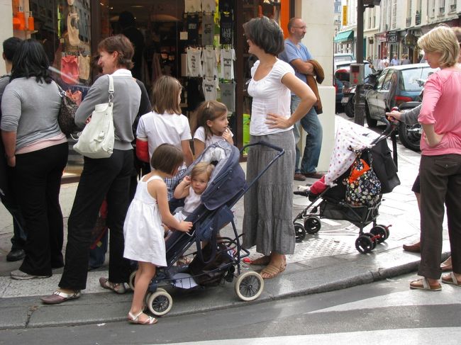 並んでる子供も赤ちゃんも夏姿(今日は１０月３日なのに)