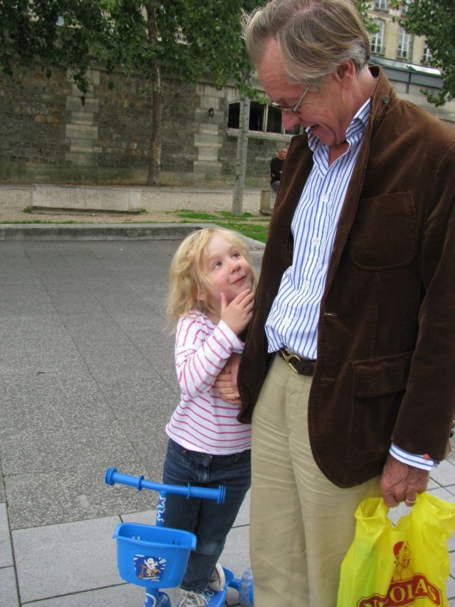 サンルイ島に掛かる橋を南に渡ってセーヌ川の左岸で遊覧船を見ながら休憩をしていると可愛い女の子とお父さんが通りかかりました。家内が写真を撮らせてもらいたいと言うのでお父さんにお願いすると｢Bien sur｣といって撮らせてもらいました。もちろんその後には｢Merci Beaucoup｣そして｢Au revoir｣と言って別れました。<br />