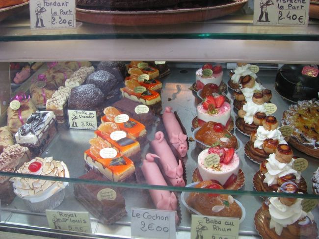 サンルイ島のケーキ屋さんのケーキ<br />真ん中にピンクの色をしたブタちゃんのケーキが売られていました。