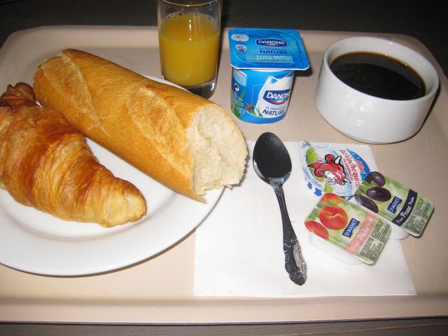 ３日目にして、初めてのホテルでの朝食です。<br />地下の食堂で、毎日こんな感じの朝食でした。<br /><br />ジャムの種類が５種類くらいあって、ジャムと飲み物で<br />変化をつけてました♪<br /><br />クロワッサンがやっぱり美味しいですね☆
