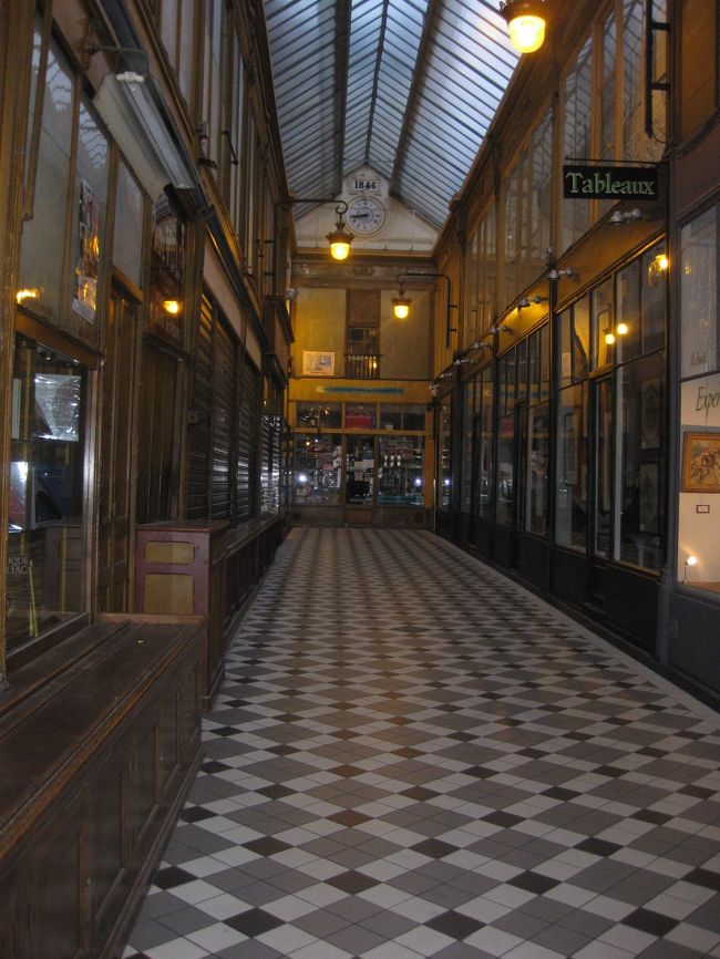 ホテルから、数分のところにあるパサージュ。<br />朝の９時頃。お店もまだ閉まっています。<br />通勤の人びとの通り抜けの道という感じ。<br /><br />アンティークのお店や、キラキラのキャンディやさんなど。<br />窓を眺めるだけでも、可愛い♪