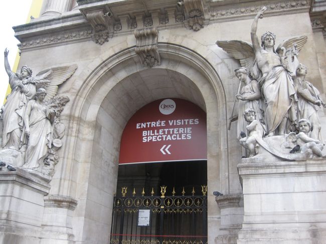 ９時過ぎに到着。１０時開館まで、まだずいぶん時間があります。<br />階段付近で、すわり忙しいパリの通勤風景を眺めてました。<br /><br />入り口・・と思っていたのがこの←の意味がようやくわかり<br />５０メートル先が裏口のようですが入り口でした。<br />