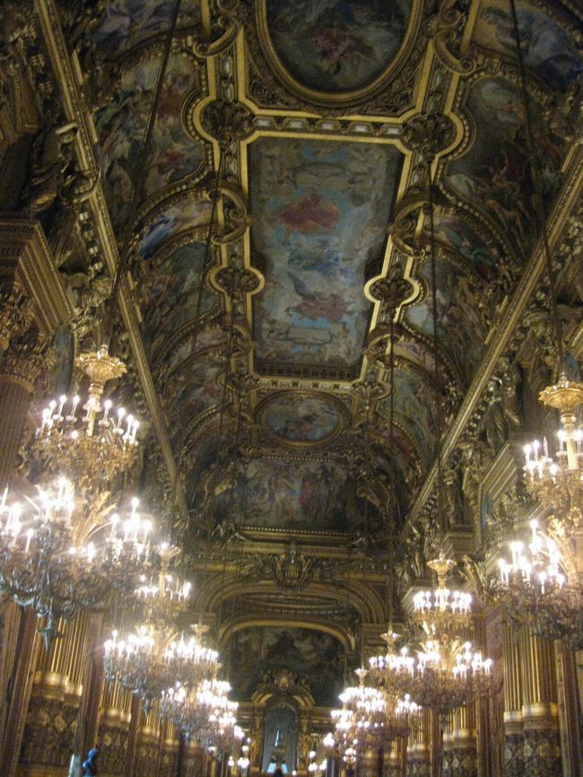 少し、薄暗い館内。<br />写真で撮るととってもより一層ピカピカでした。