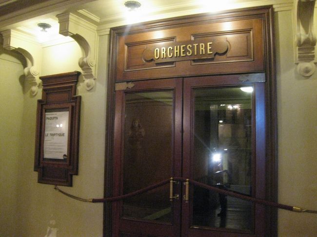 この日は、リハーサルのため中には入れず、<br />シャガールの天井画も見れませんでした。<br /><br />入り口の扉だけ・・