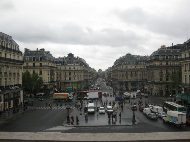 バルコニーから、ルーブル方向を望む。<br />パリの中心に立った気分。<br /><br />少し、雲が切れてきた・・♪<br />晴れるかしら？