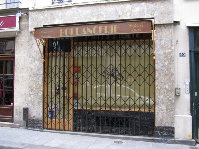 ｢Berthillon｣の斜め向かい側に女優岸恵子さん御用達のパン屋がありますが今日は日曜で閉まっていました。<br />