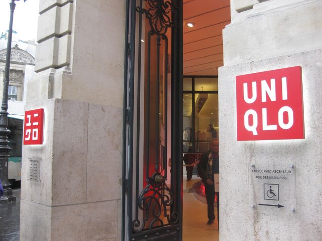 オペラ座を出ると、さあお買い物モードに！<br /><br />と、いきなりユニクロです・・<br /><br />佇まいもパリっぽいし、入ってみました。<br />