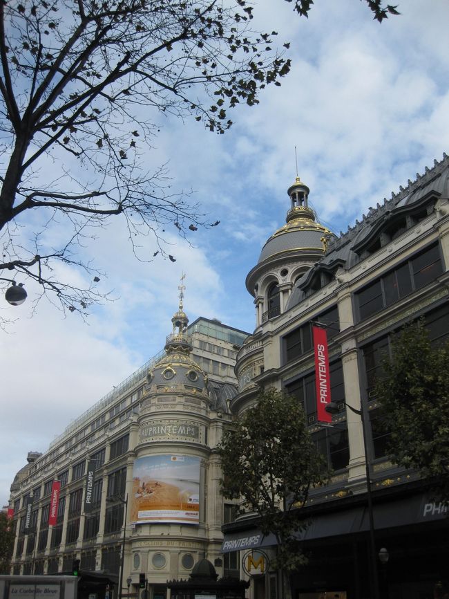 プランタン。<br />青空が見えてきました。<br /><br />夕方に行く予定です。<br /><br />この近くのアーブル・コーマルタン駅から９号線に乗って<br />フランクリン・ルーズベルト駅へ。（凛々しい名前ですね）<br />シャンゼリゼ通りに行きます。<br />